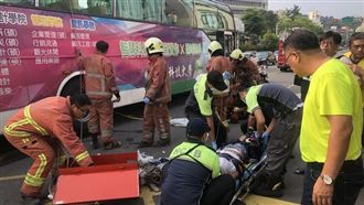 走路上學慘遭公車輾過　左腿重壓變形