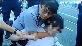 跳橋,輕生,女子,警方,騎士,救回,翻攝畫面