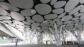 與台鐵共站　高捷新高雄車站試運轉台鐵高雄段即將地下化行駛，高捷新高雄車站改道將停靠永久站，20日起試運轉，測試經初、履勘後營運，並與台鐵共站。圖為新高雄車站頂棚意象。（資料照片）中央社記者王淑芬傳真　107年6月16日