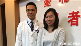 患者潘小姐（右）罹患惡性肺結節接受電磁導航探針進行定位，找出病灶後再搭配單孔胸腔鏡切除，術後恢復良好。（記者林惠琴攝）