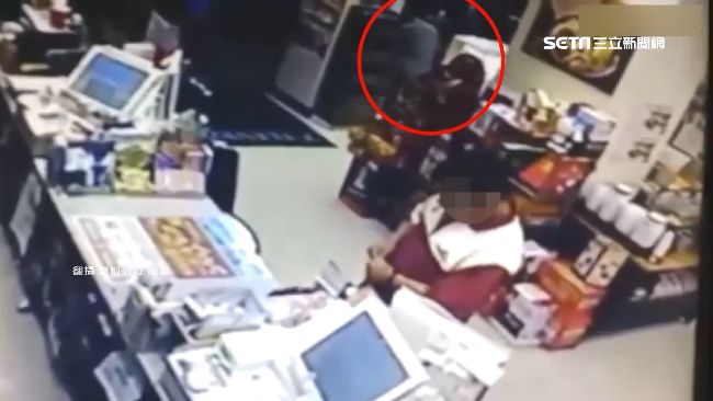 無視客人還在　超商店員釣愛心箱鈔票