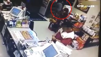 無視客人還在　超商店員釣愛心箱鈔票