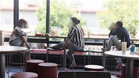 翹腳,脫鞋,沒水準,噁心,胃口,公眾場合,／翻攝自爆怨公社