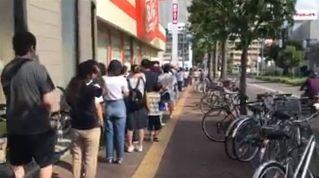 驚人秩序！日災民排隊買物資超安靜