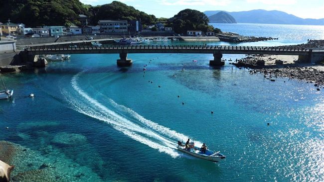 漁船飄浮空中？高知縣柏島清澈蔚藍海
