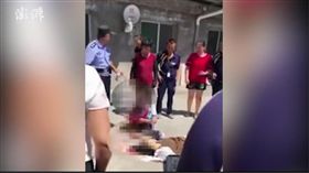 大陸,母親騎電動自行車接女兒放學慘遭從天而降的水泥塊砸死（圖／翻攝自《澎湃新聞》）
