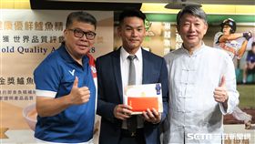 姜建銘接受母企業崇越隼鷹表揚。（圖／記者王怡翔攝）