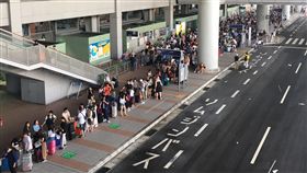 水淹關西機場  滯留旅客等搭車颱風燕子4日襲日本，關西國際機場淹水癱瘓，大量旅客滯留，5日有許多旅客排隊等著搭巴士離開機場。（許姓民眾提供）中央社記者蕭博陽南投縣傳真  107年9月6日