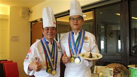 學餐飲一年  大二生獲世界名廚大賽金牌獎即將升上吳鳳科技大學餐旅管理系二年級的楊凱翔（右），今年暑假與指導教師杜孟家（左）參加在菲律賓馬尼拉舉行的世界名廚大賽，師生2人雙雙奪冠。（吳鳳科技大學提供）中央社記者江俊亮傳真　107年9月6日