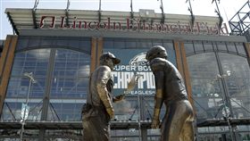 ▲老鷹總教練Doug Pederson在新樹立的四分衛Nick Foles銅像前面逗趣打招呼。（圖／美聯社／達志影像）