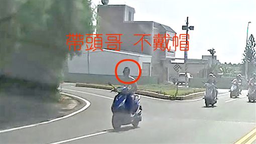 澎湖多輛機車違規畫面。（圖／翻攝自《爆料公社》）