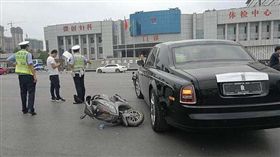 ▲鄭男撞上勞斯萊斯幻影。（圖／翻攝自澎湃新聞）