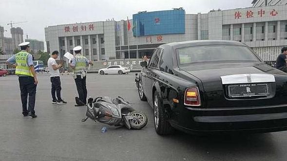 他騎車撞上「這款車」　嚇得癱倒在地