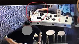 發現20萬放桌上　這對情侶這樣做…