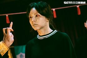 夏于喬臉色發黑中邪的鬼后演技。（圖／華影國際提供）