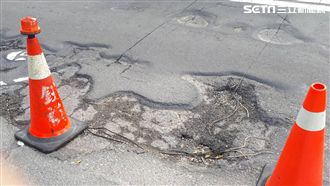 高雄淹出5千坑洞　女騎士摔車昏迷