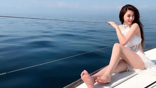 女星火辣出海遭水母螫　灌海水拉肚子