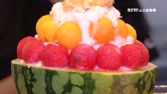 果皮當碗公！超夯「果球冰」日賣百碗