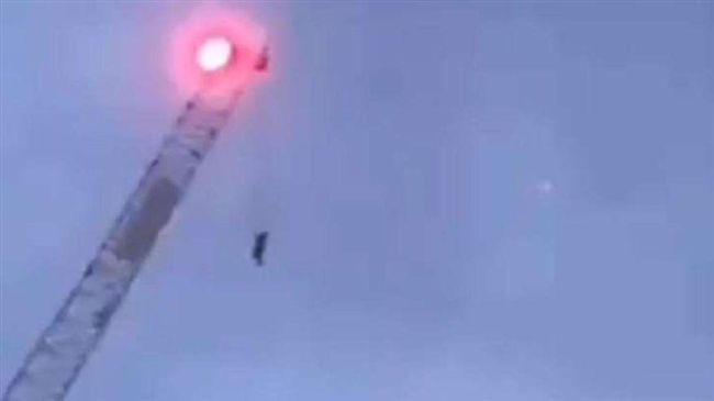 男掛空中當「吊死鬼」　原因讓警傻眼