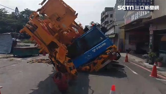 台南道路塌陷　吊車陷坑洞被「吃掉」