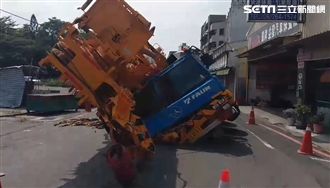 台南道路塌陷　吊車陷坑洞被「吃掉」
