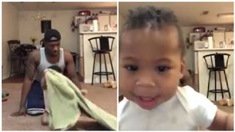 拍影片1歲兒狂亂入　網笑翻：太萌了