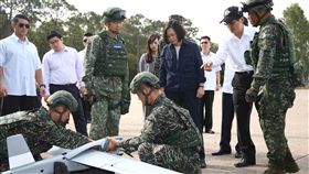 蔡總統檢閱漢光演習　視察自製紅雀無人機國軍34號漢光演習7日在台中清泉崗機場進行反空機降課目演練，總統蔡英文（右3）前往，並視導由中科院自製的紅雀微型無人機。（軍聞社提供）中央社記者游凱翔傳真　107年6月7日