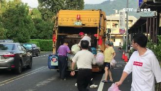見垃圾車來急上前　83歲嬤慘遭撞飛