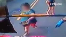 優先）倒垃圾亂象！婦人倒廚餘「狂追垃圾車」慘摔撲街
ＳＯＴ
垃圾車,跌倒,高雄,丟垃圾