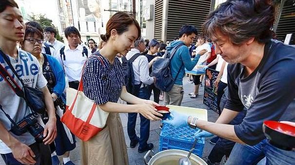 避難所吃熱咖裡　日人淚謝：真的感動