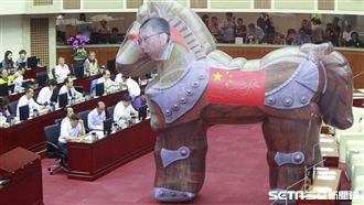 王世堅再出招！3.6米大木馬貼柯臉