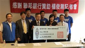 楊俊瀚姊姊（右前2）代為接受聯邦銀行頒發亞運金牌獎金差額。（圖／記者劉忠杰攝影）