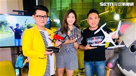 主持人雲爸與來賓空拍達人Allen以及電獺少女小依開箱今年網路上討論度最高的空拍機。
外景特派員Allen與岳教練實測空拍機性能。
介紹空拍機飛手必備APP「Skysentry」