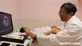 ▲亞洲大學附屬醫院婦科主任陳泰昌（右）模擬替患者進行超音波掃描。(示意圖非新聞當事人／亞大醫院提供)