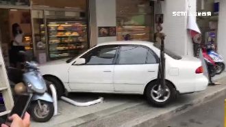 老翁恍神誤踩油門直撞　險衝進麵包店
