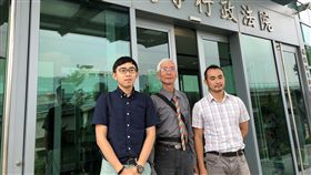 阻公投婚姻限一男一女　祁家威出庭陳述同志運動先驅祁家威（中）不服中選會初審通過公投提案「婚姻限一男一女」，聲請停止執行。法院7日開庭，祁家威出庭陳述。中央社記者劉世怡攝　107年9月7日