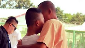 ▲參觀監獄偶遇囚父（圖／翻攝自泰國網）