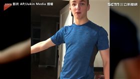 男子自信滿滿，準備挑戰「紙箱滑梯」。