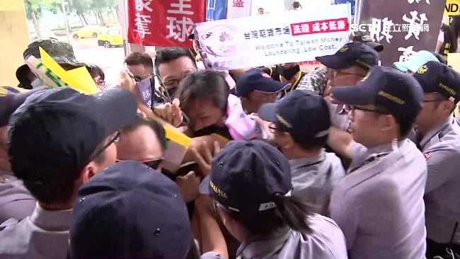 選擇權交易損失慘　投資人抗議爆推擠