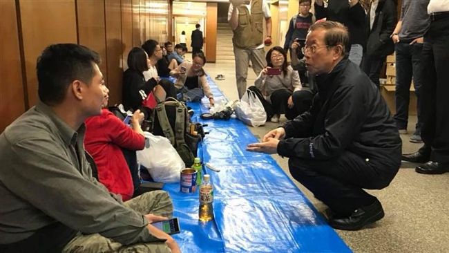 奔波援助！札幌辦事處長打地鋪陪旅客