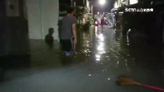 驟雨台南永康中華路又淹　住戶急哭了