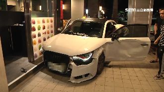 路口對決神A！奧迪衝進騎樓吃鍋了