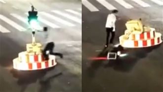 嫌2分鐘太久！男子竟「撂倒」紅綠燈