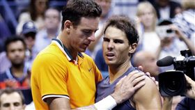 波特羅（左）安慰因傷退賽納達爾。（圖／美聯社／達志影像）