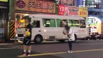 為拍商品美照　2女路中央取景挨轟