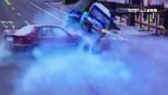 互不相讓！小貨車遭撞翻「車輪噴飛」