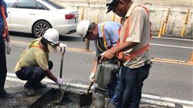 高市道路工班填坑修補無休受到日前大豪雨影響，高雄市道路滿目瘡痍、坑坑洞洞，路面填補工程即使假日也無休，市府工務局養護工程處8日仍有18個工班近百人持續執行巡路修補。（工務局提供）中央社記者王淑芬傳真　107年9月8日