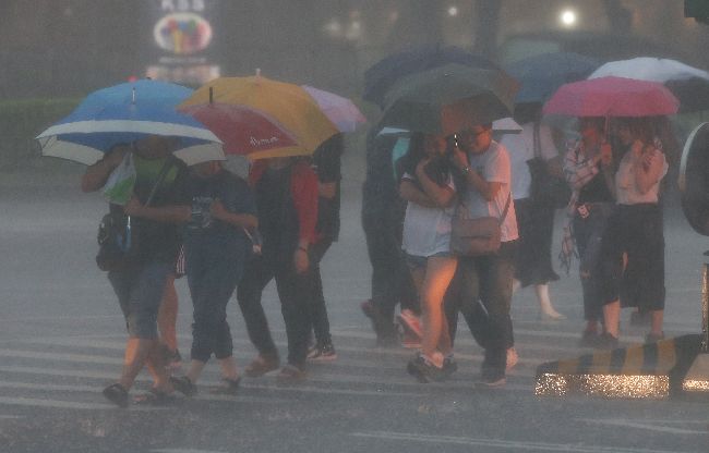 十年來雨最多的跨年夜 冷氣團颱風夾擊 低溫11度防大雨 | 生活 | 三立新聞網 SETN.COM