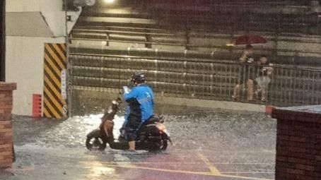暴雨來襲！　新北汐止傳多處地方積水