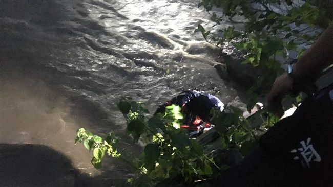 溪水暴漲釀釣客受困　消防架梯解圍